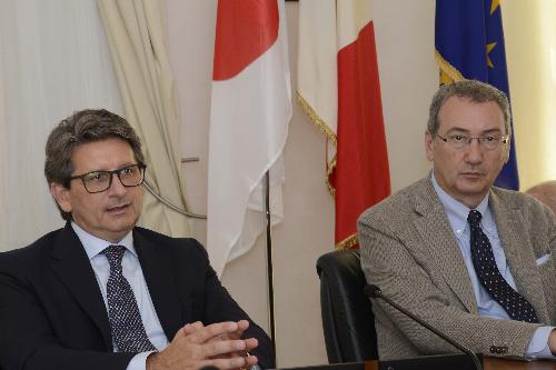 Zeno D'Agostino (Presidente Autorità sistema portuale Mare Adriatico Orientale) e Sergio Bolzonello (Vicepresidente Regione FVG e assessore Attività produttive, Turismo e Cooperazione) in occasione della firma di un protocollo di collaborazione tra gli scali di Trieste e Shimizu - Trieste 25/08/2017